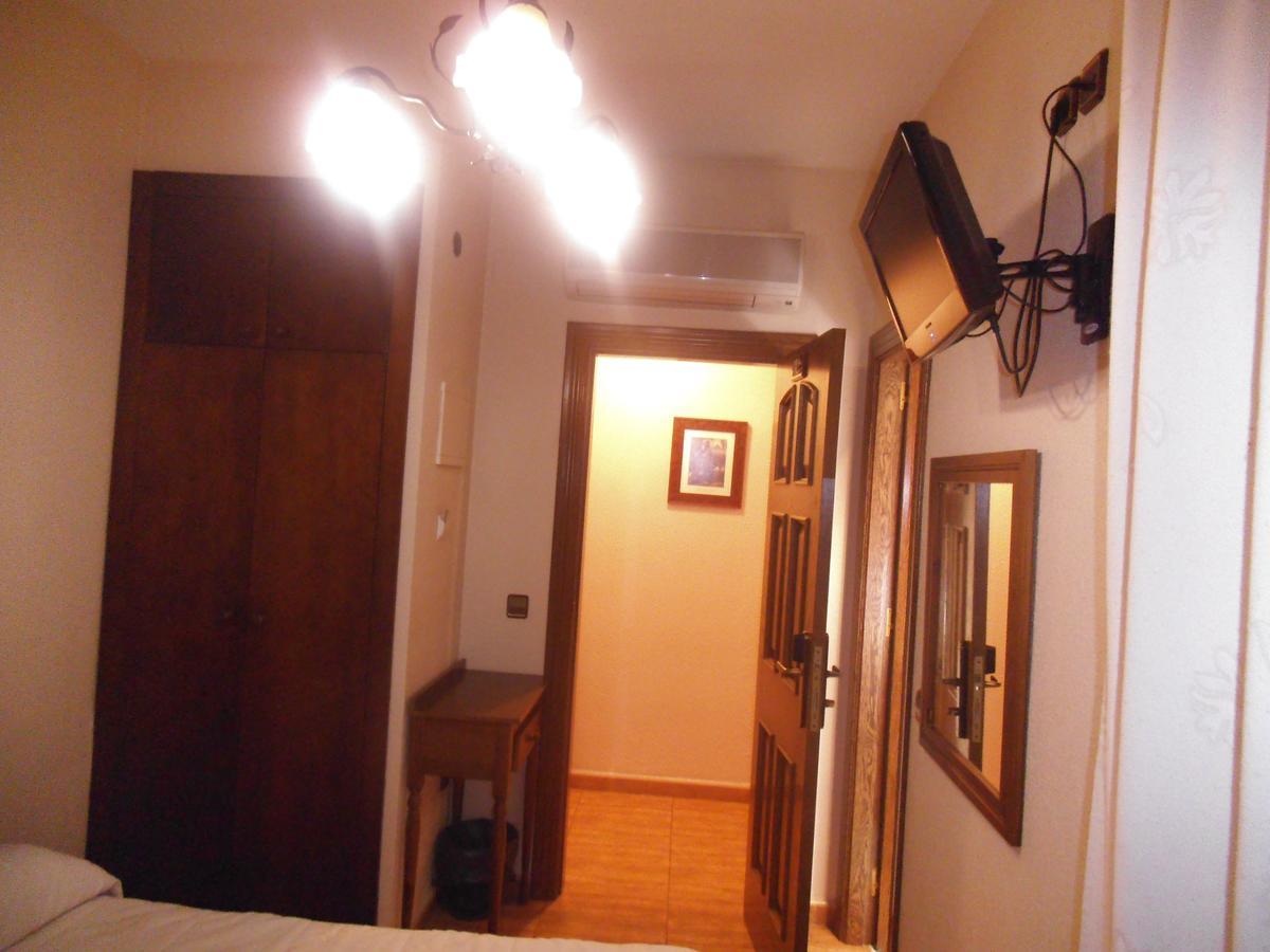 Hostal Los Galgos Yepes Bagian luar foto