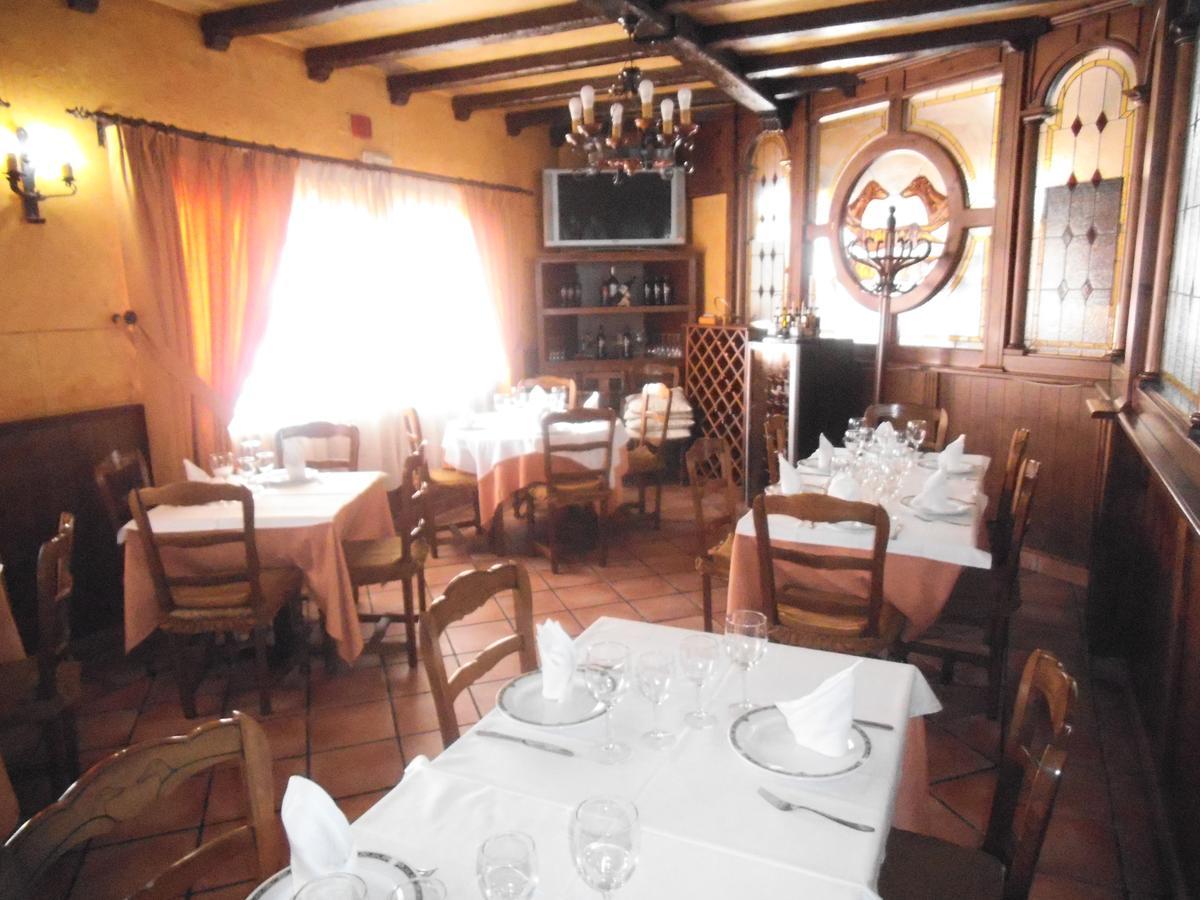 Hostal Los Galgos Yepes Bagian luar foto