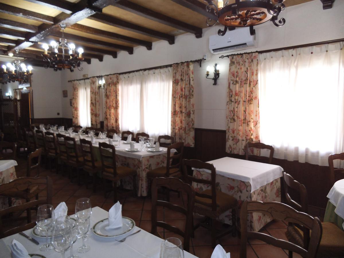 Hostal Los Galgos Yepes Bagian luar foto