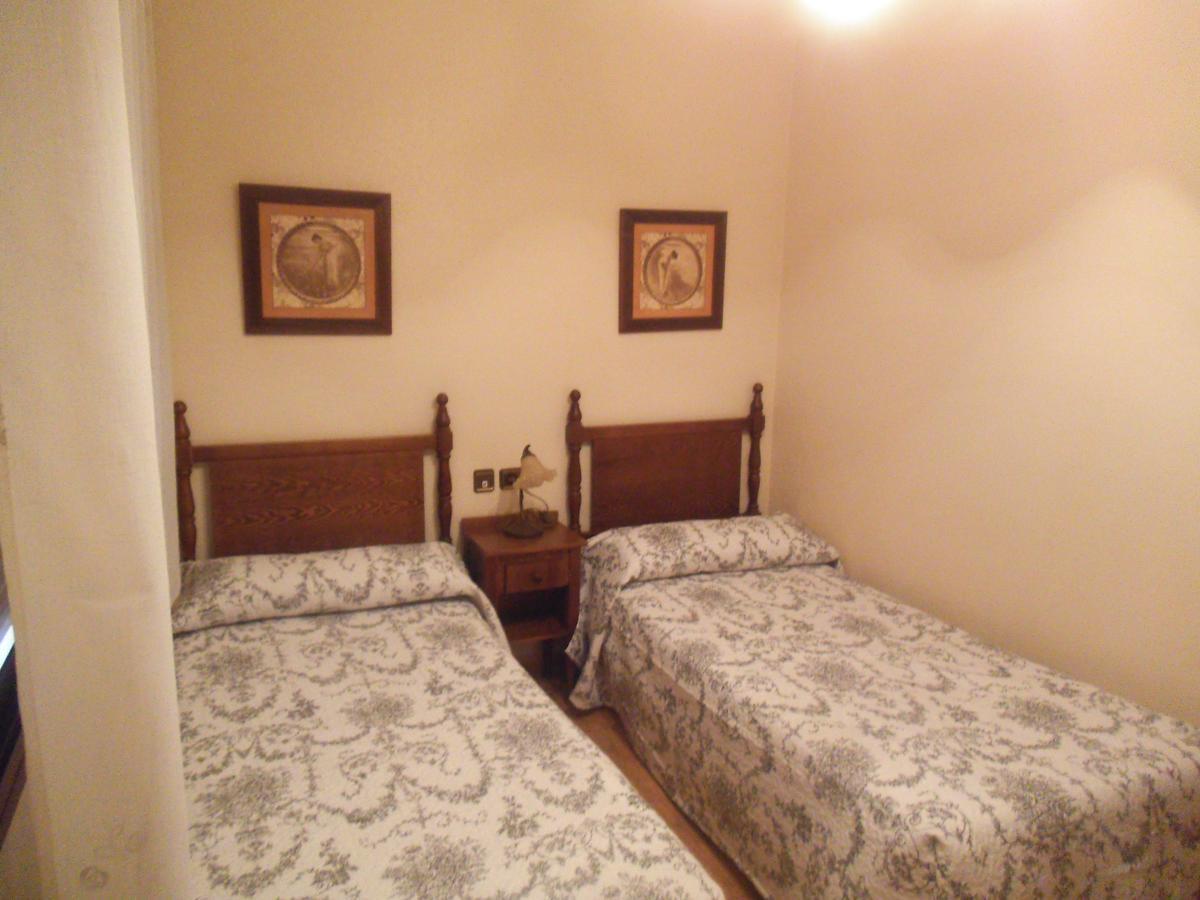 Hostal Los Galgos Yepes Bagian luar foto