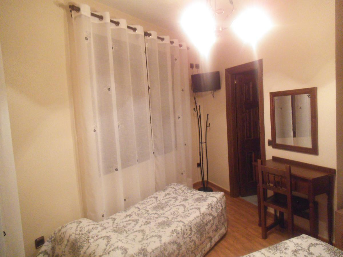 Hostal Los Galgos Yepes Bagian luar foto