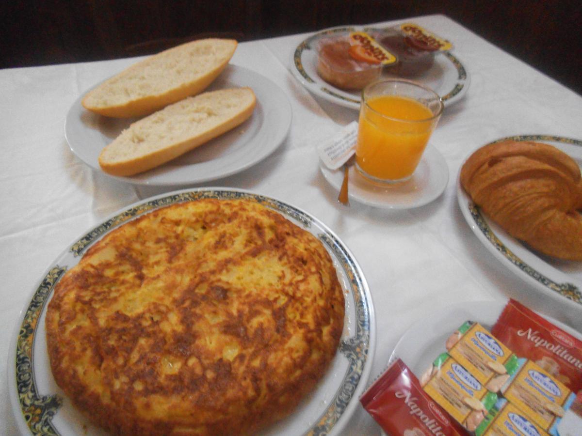 Hostal Los Galgos Yepes Bagian luar foto
