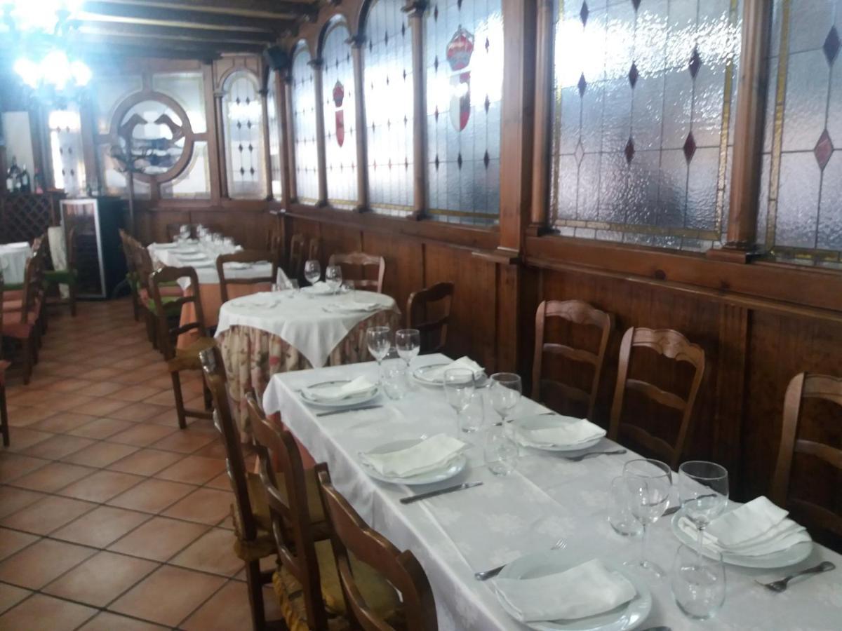 Hostal Los Galgos Yepes Bagian luar foto