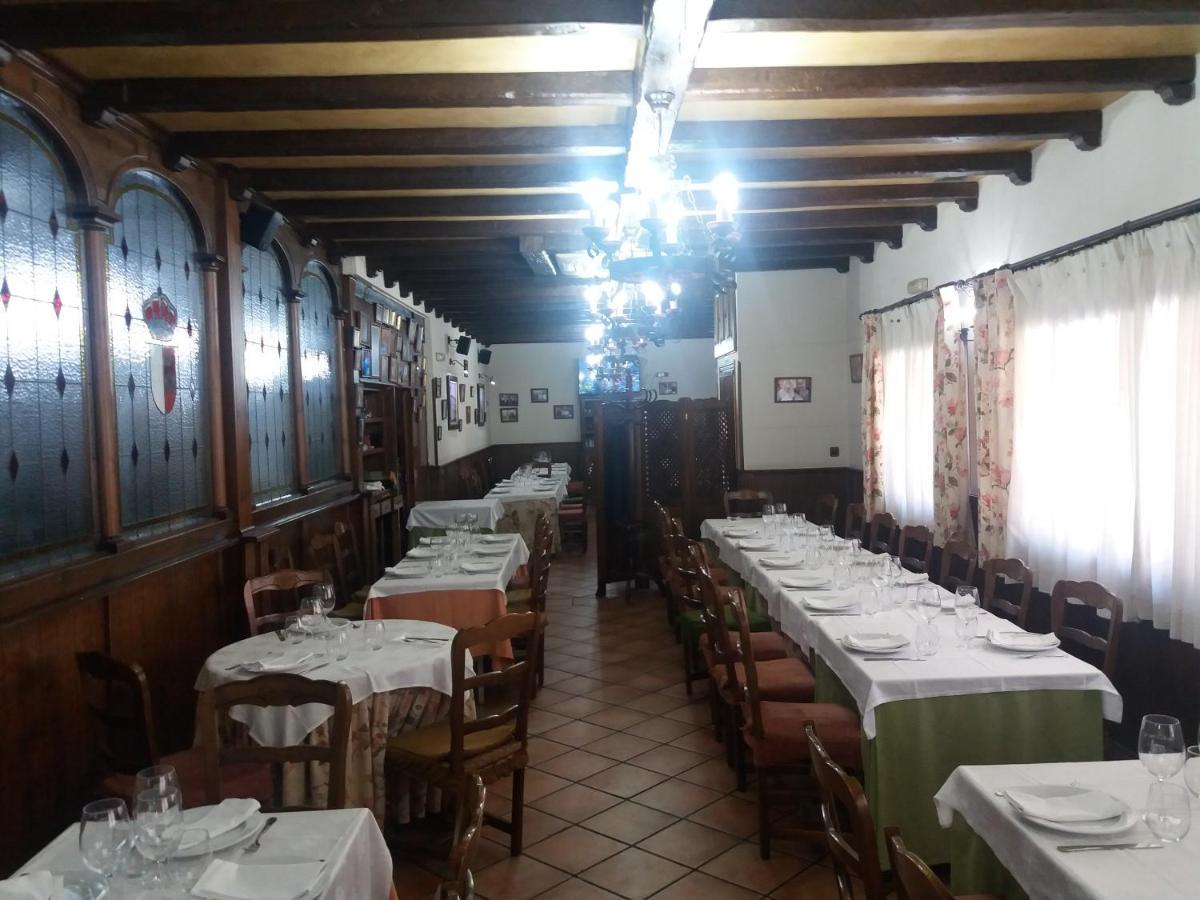 Hostal Los Galgos Yepes Bagian luar foto